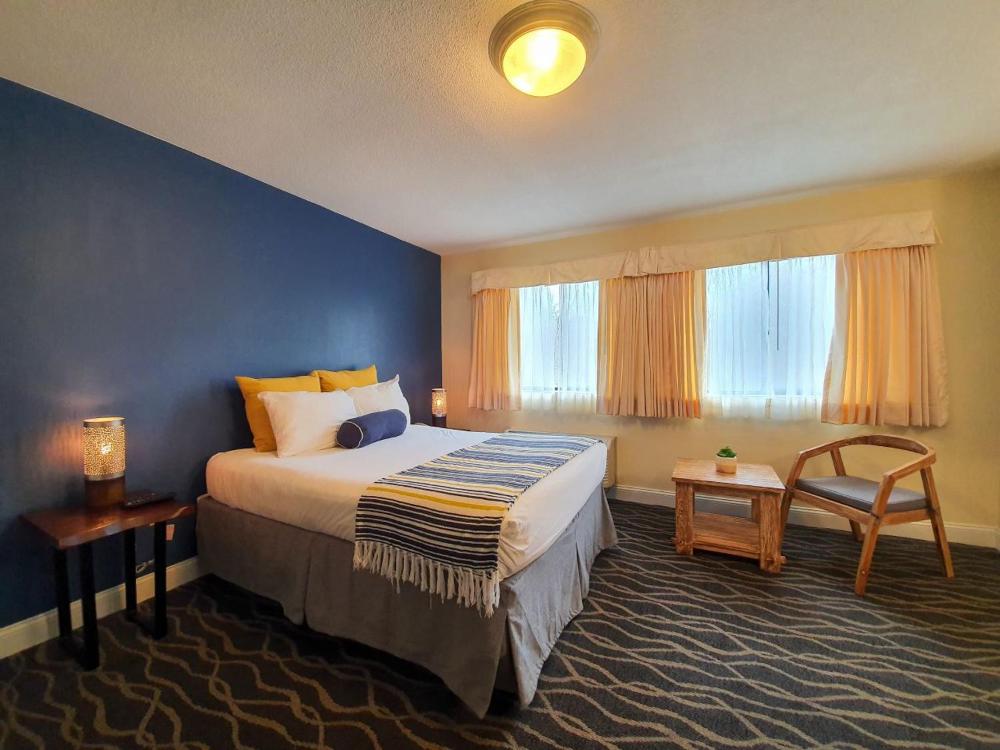 Standard Non-Smoking Queen Room interior